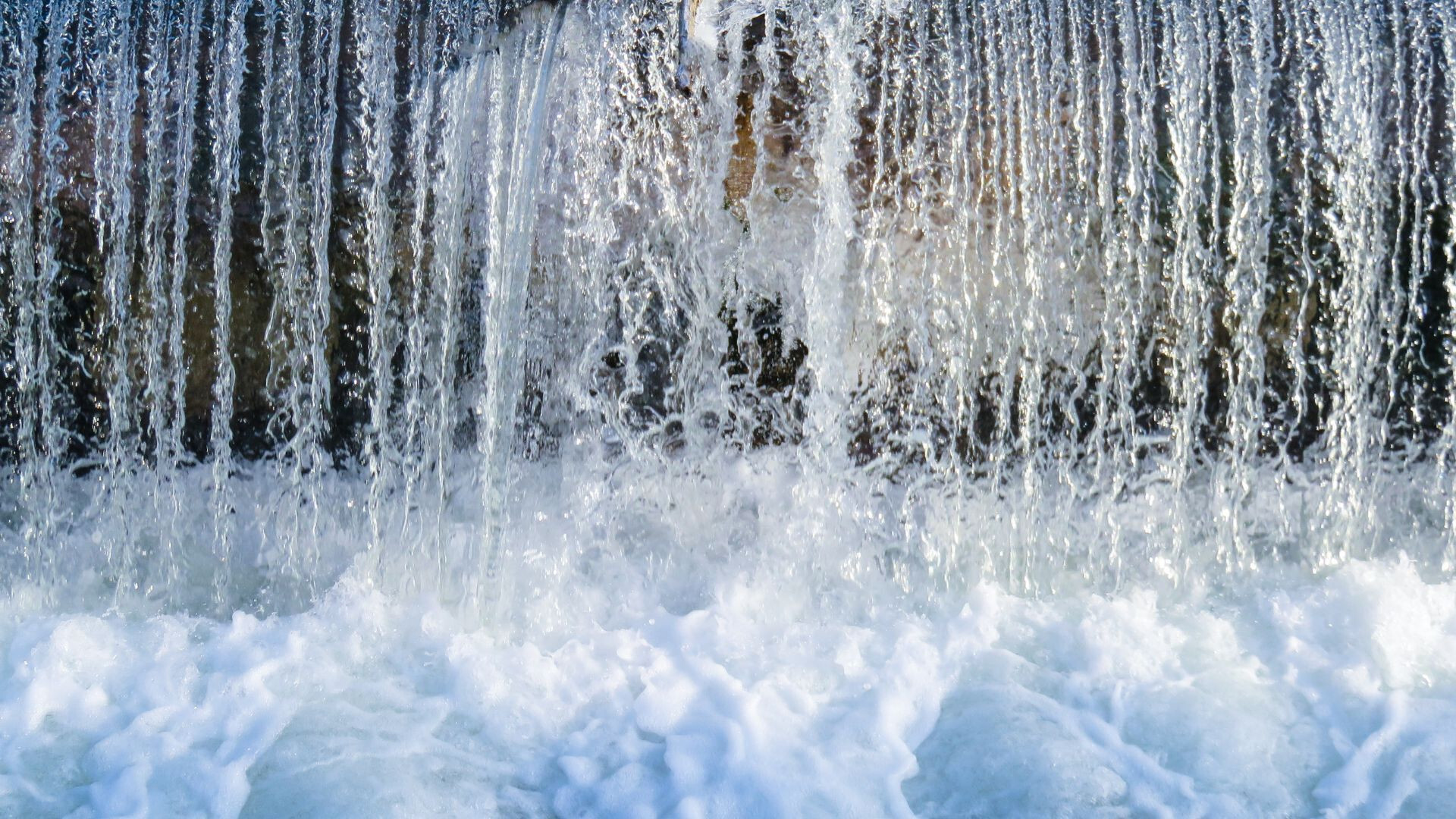 Ein sprudelnder Wasserfall.